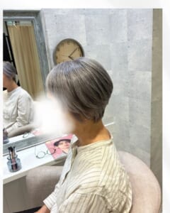 グレイヘアへの移行後、薄い色味でメンテナンスする選択